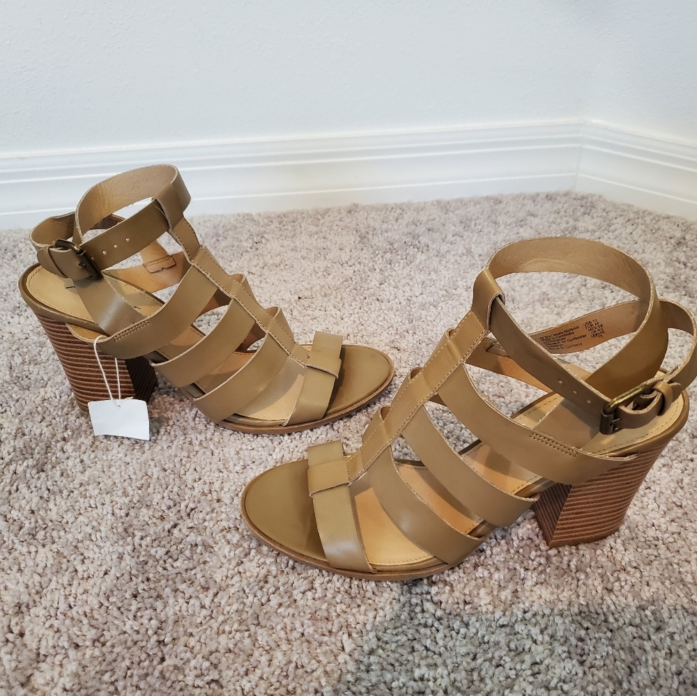 Chuncky strap heels